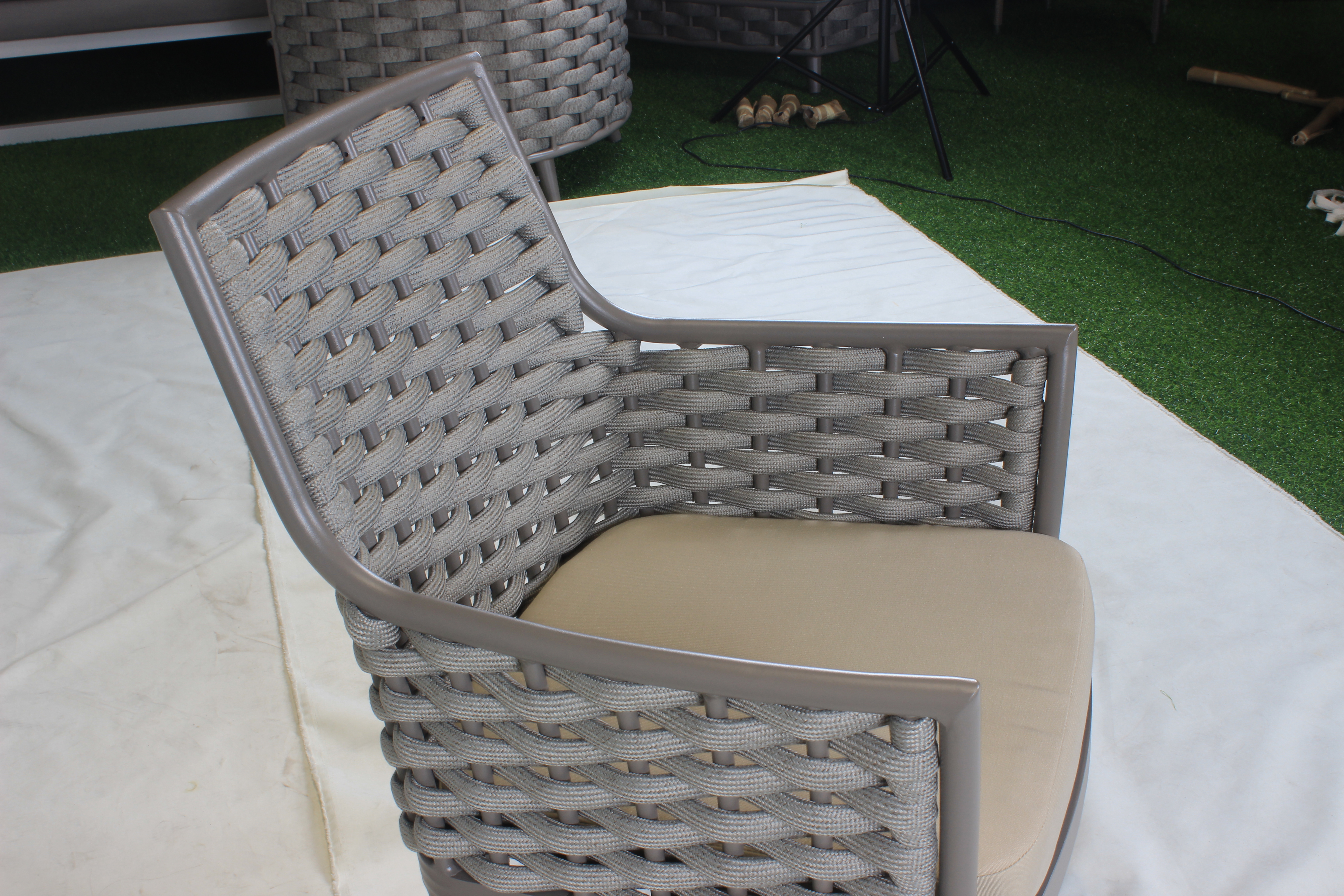 Cadeira ao ar livre elegante cinza trançada com cinto